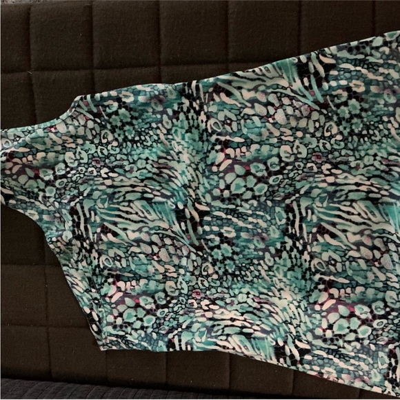 Loop 18 One-Shoulder Abstract top - Picture 2 of 3